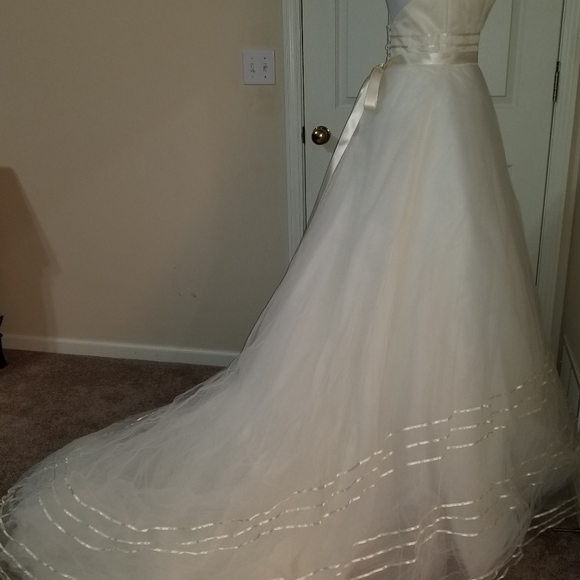 Lazaro Designer Bridal Gown Street Size 4-6 - Picture 3 of 8